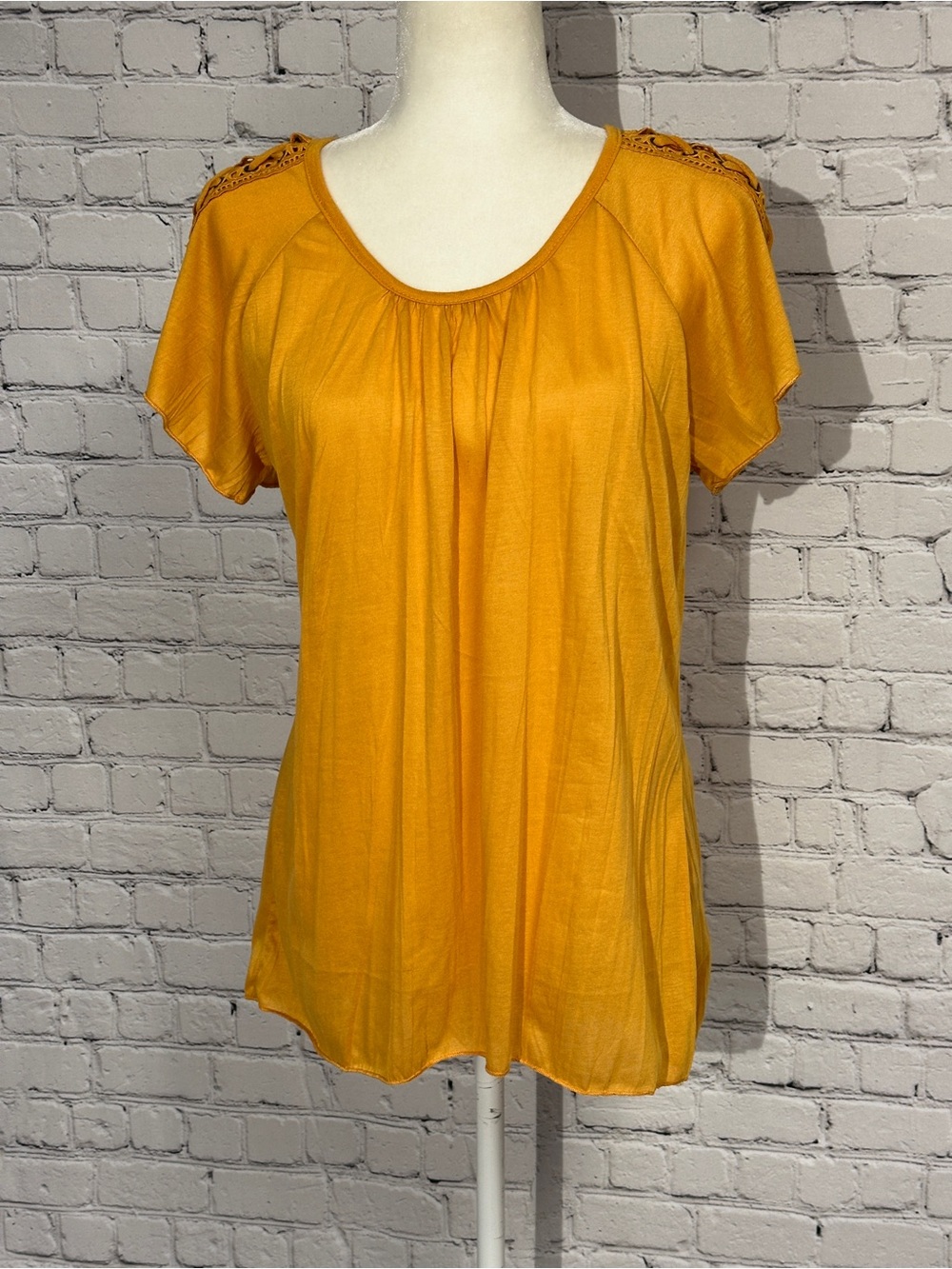 New York Laundry Short Sleeve Scoop Neck Top in Mustard Yellow